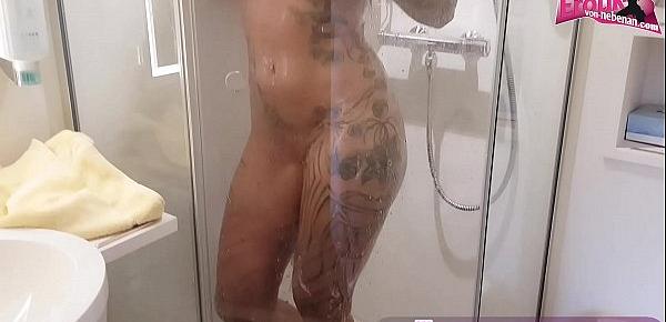  Deutsche Milf unter der Dusche mit dicken titten und tattoos beim rasieren